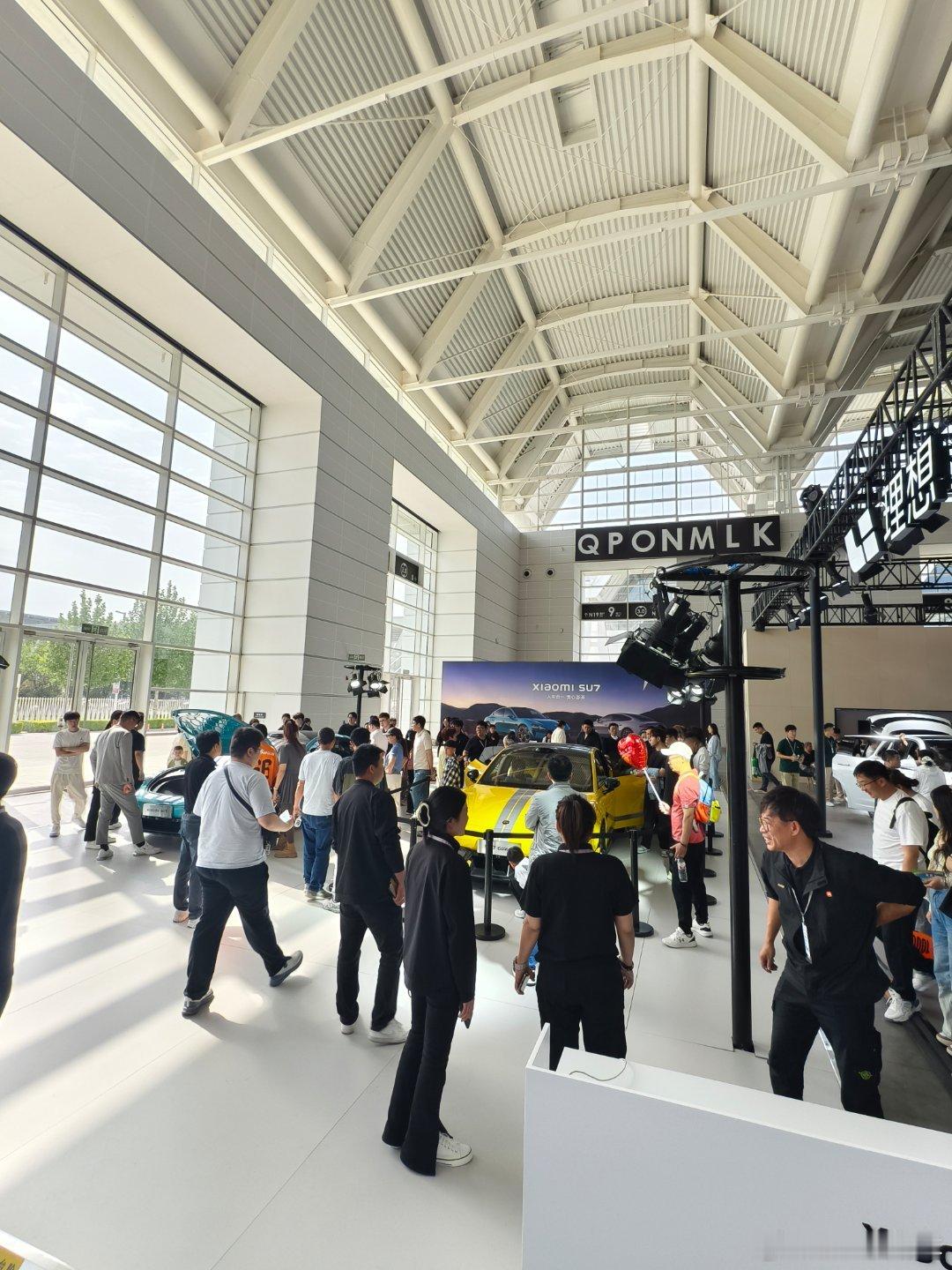 小米展台虽说规模不大位置在犄角旮旯，但人气一点不差。小米汽车小米汽车