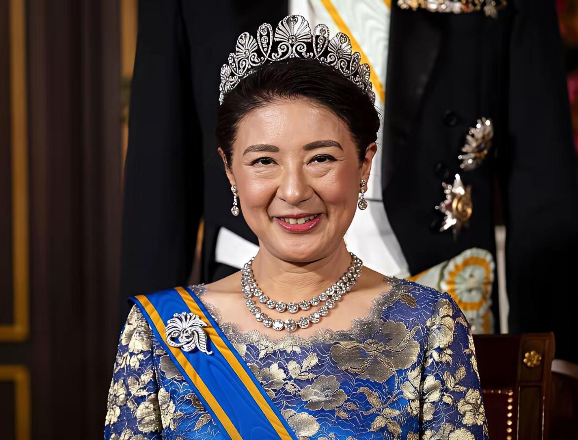 日本皇后雅子也跟洪森太太一样，画着蜡笔小新一样的浓黑眉毛。这是不是贵妇妆呢？跟我