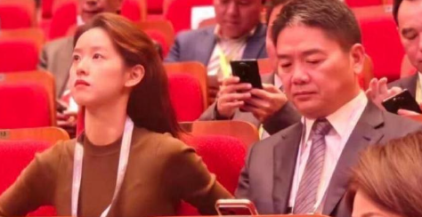 刘强东章泽天疑似冷战，刘强东搀扶显生疏