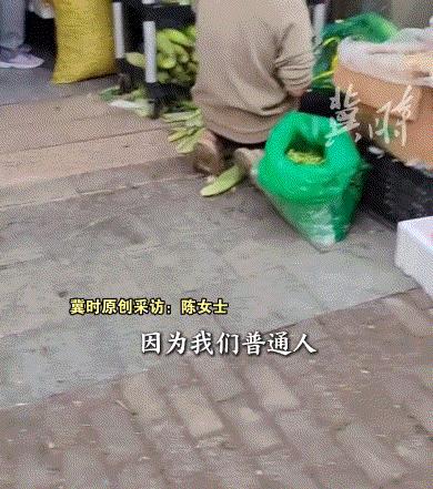 北京，一女子去菜市场买菜后回家，可在其清理自己买的菜时，却意外发现一个食品袋内，