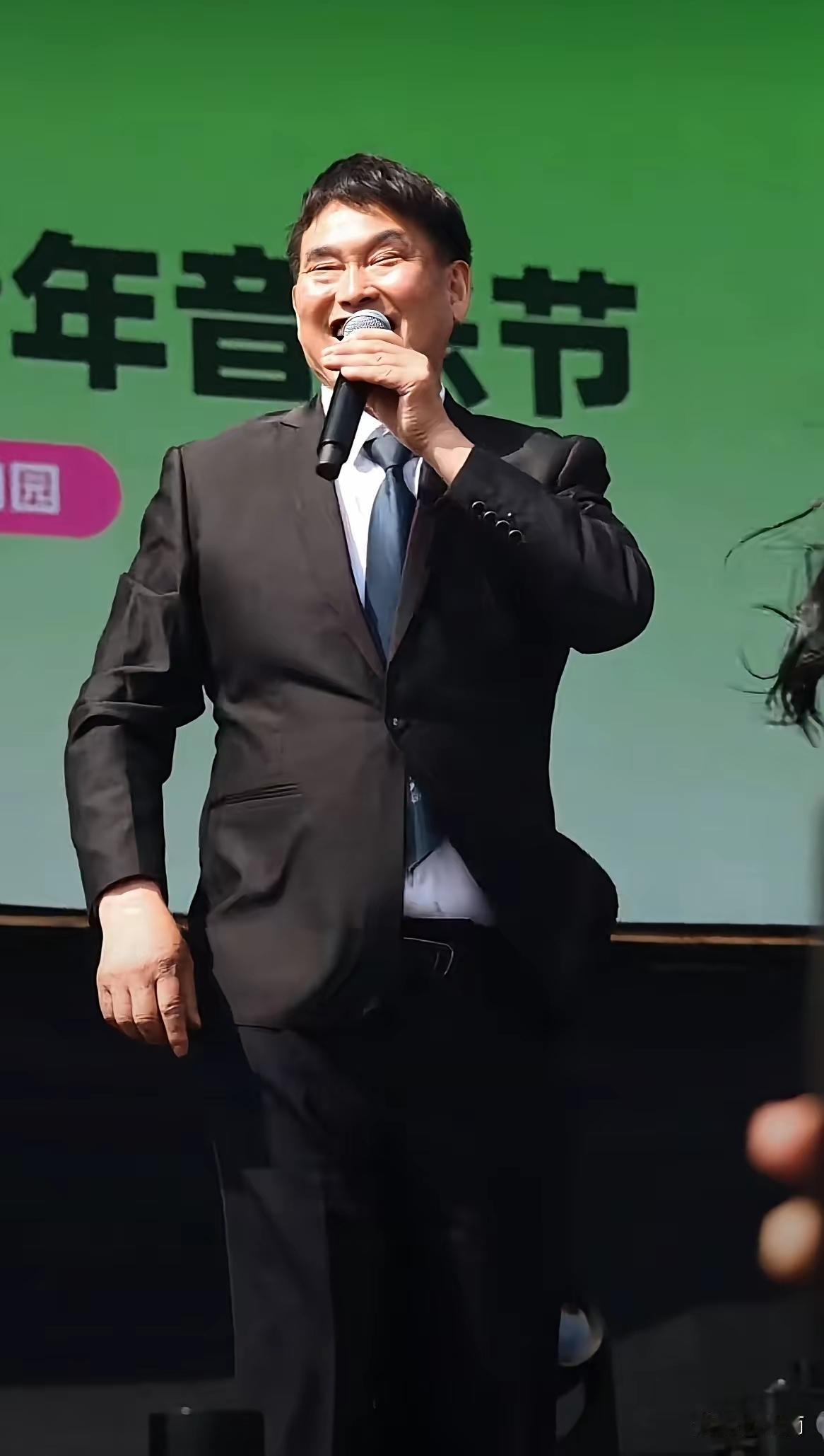 谁能够想得到，大衣哥朱之文能够出现在音乐节上，这怎么也不搭啊，身穿一身黑西装的朱