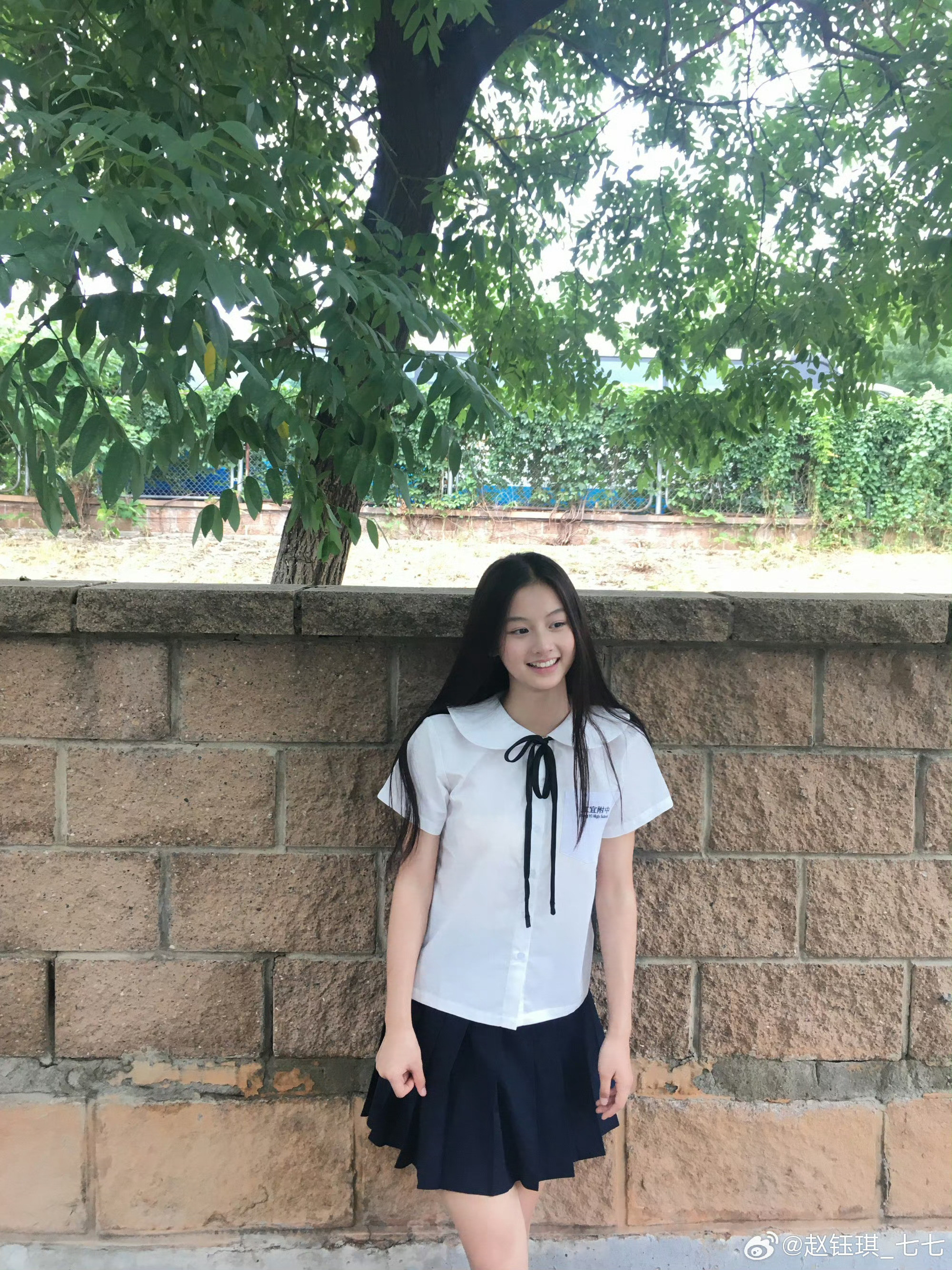 赵钰琪七七今日更新穿校服就特别合适的年纪🍏☺ง