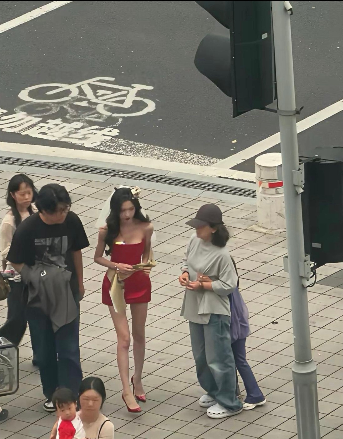 原来女明星要瘦到这种程度上镜才刚刚好？这现实中看着也太吓人了吧！