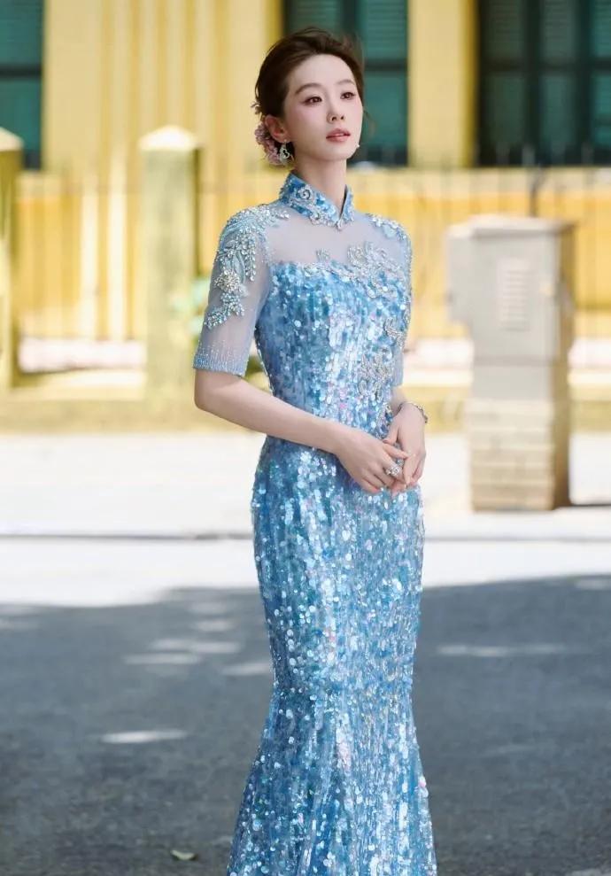 刘诗诗这身蓝色亮片旗袍太惊艳！改良旗袍版型勾勒温婉线条，浅蓝亮片精致又灵动，自