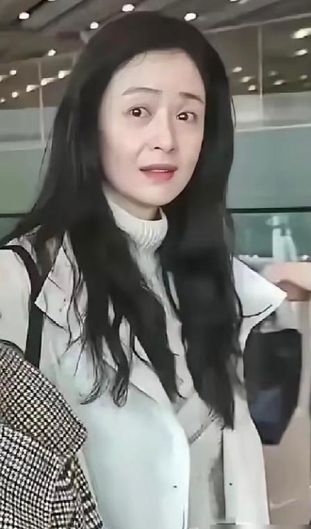 蒋欣的一组无修生图流出，瞬间戳中了无数网友的心疼点。今年43岁的她，身高171c
