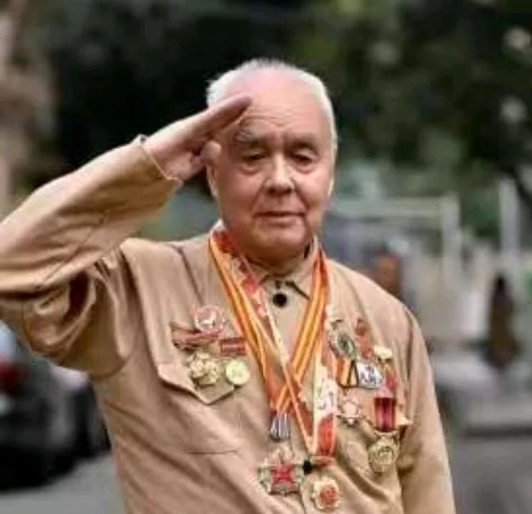 上甘岭一战，16岁的小兵忽然尿急，竟然在迫击炮上撒了一泡尿。没想到，就是这么一泡