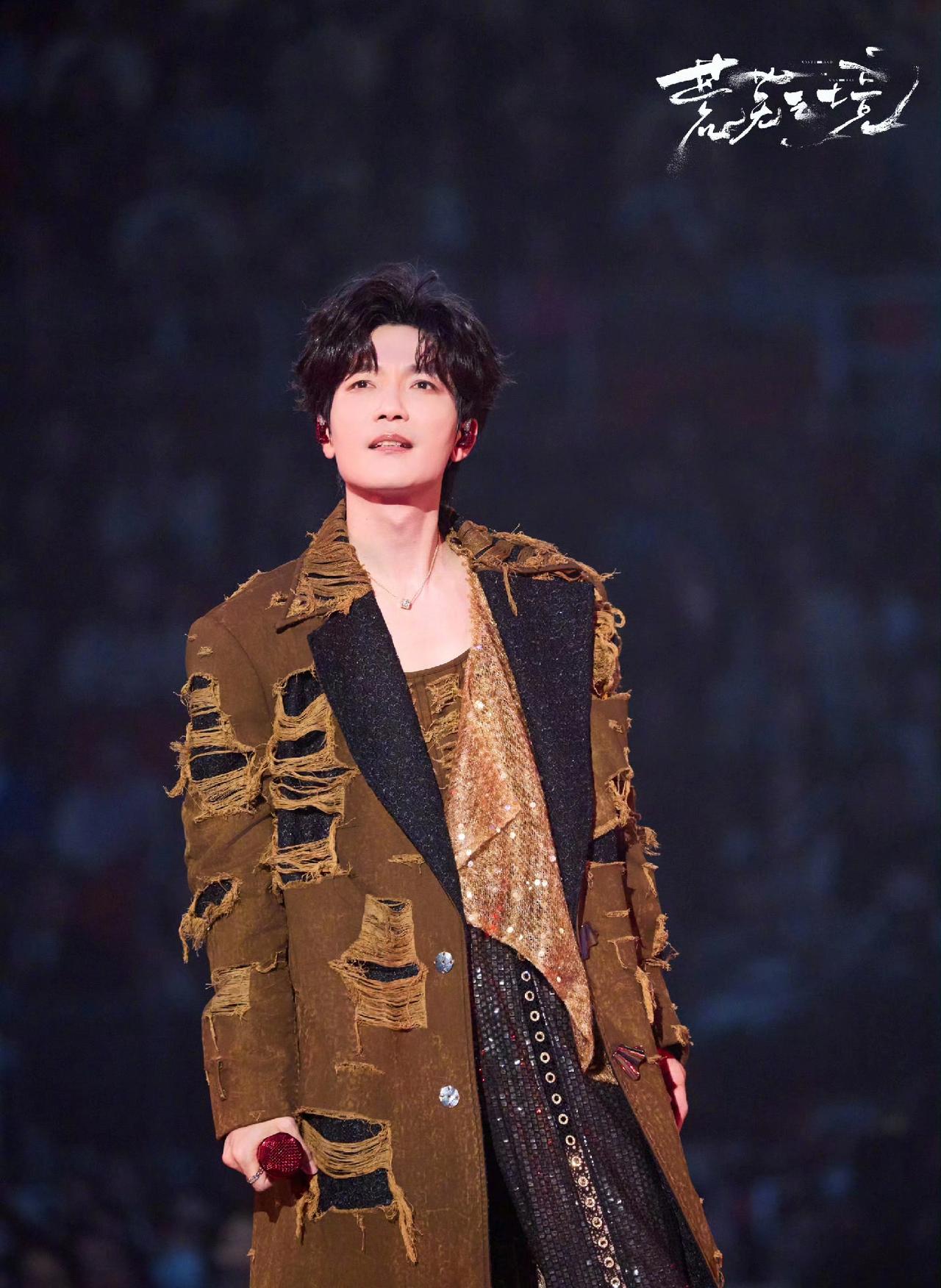 陈楚生在歌手之后的演唱会上，已经陆续邀请了三位原创，南京场和DouDou唱《我用