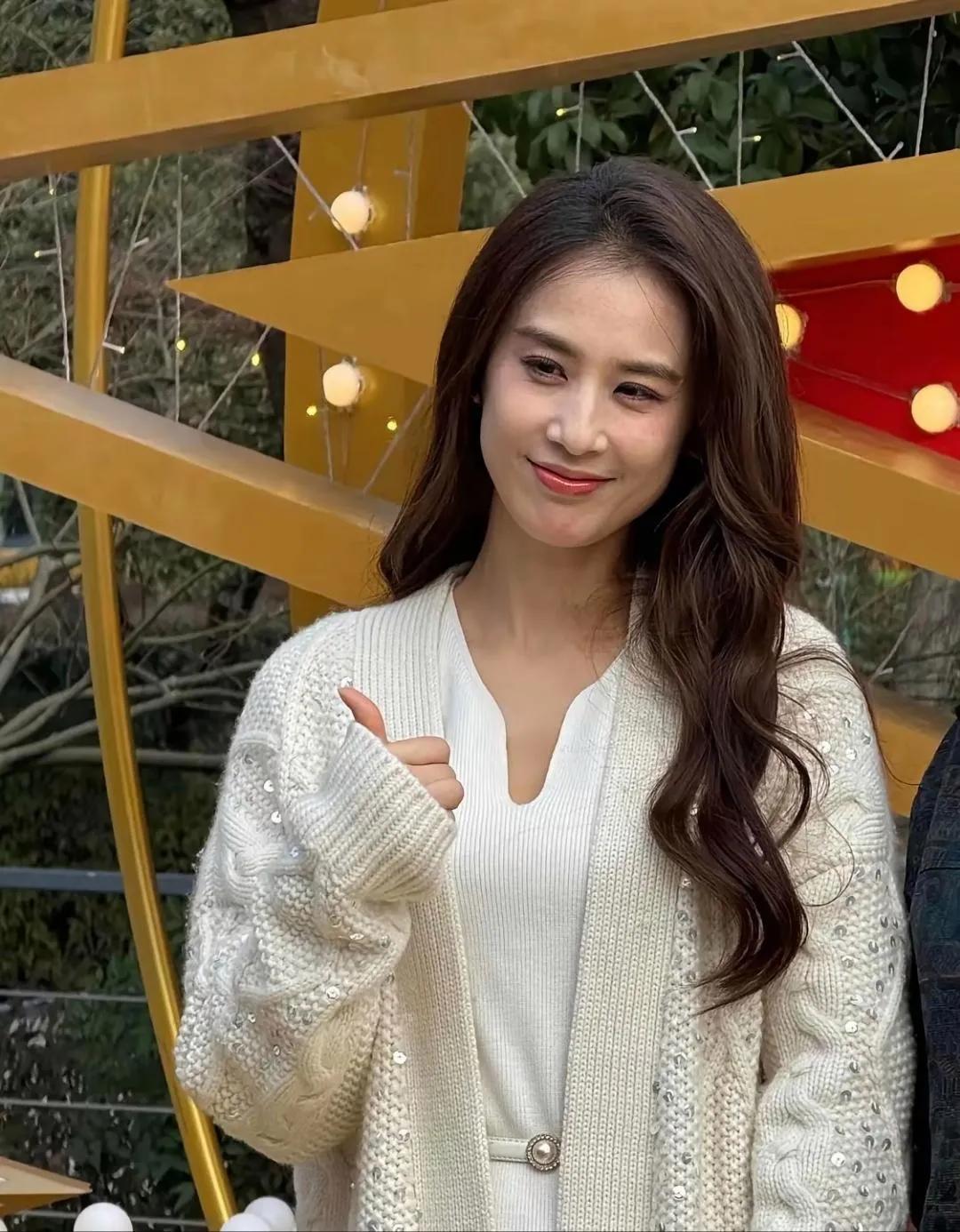 💛黄圣依这状态，我真的慕了！米白色针织套装温柔又大气，栗棕大波浪卷发更是