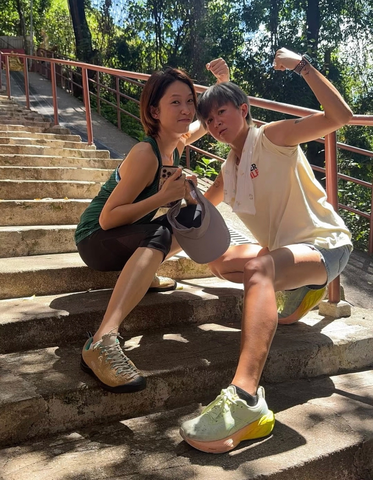 唐宁和好友蒋祖曼，两人的友情已经走过15年。唐宁喜欢晒太阳，看起来有点老。​​