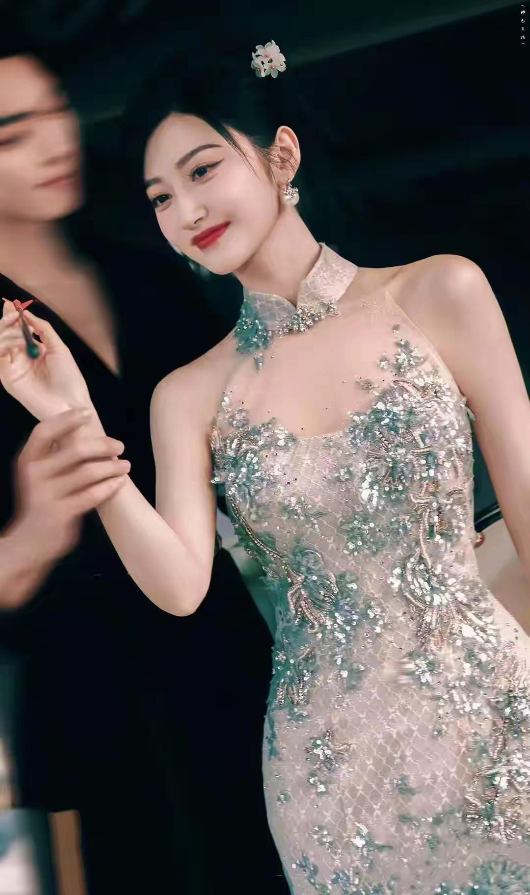景甜在《司藤》里的中国风造型真是绝了，把东方美人的韵味拿捏得死死的。她那身旗袍往