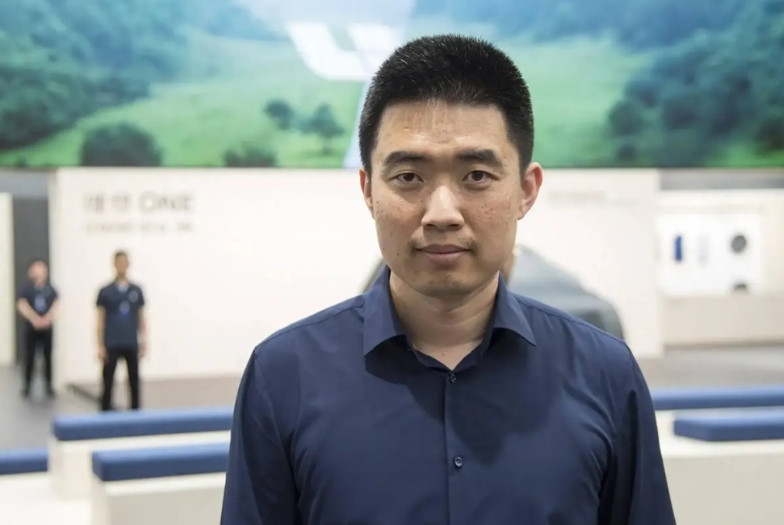 李想在推出MEGA与i8两款纯电车型后，正陷入严峻的战略挑战。市场开局便遭重创：
