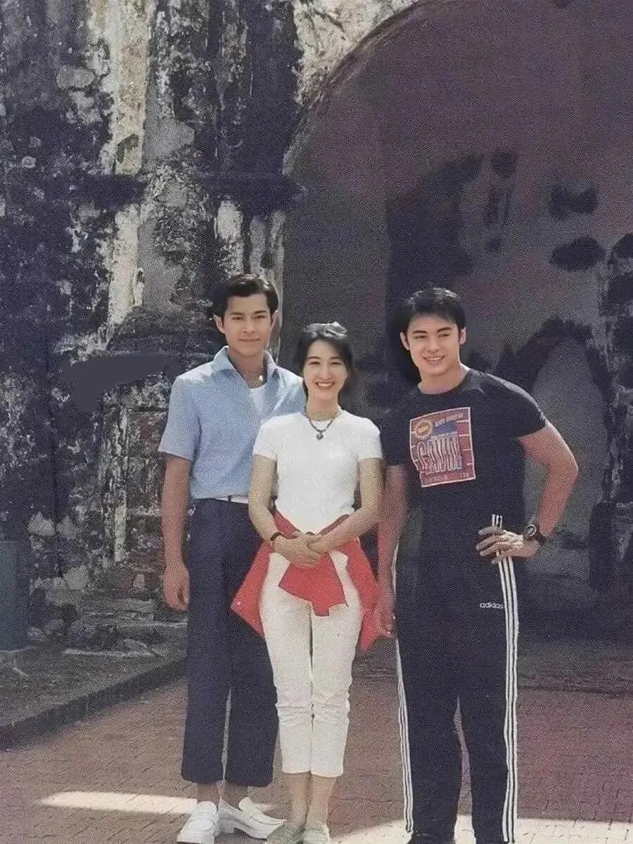 1996年的一张珍贵合影，一个影帝，一个视后，一个武打明星！你能认出来三人是谁吗
