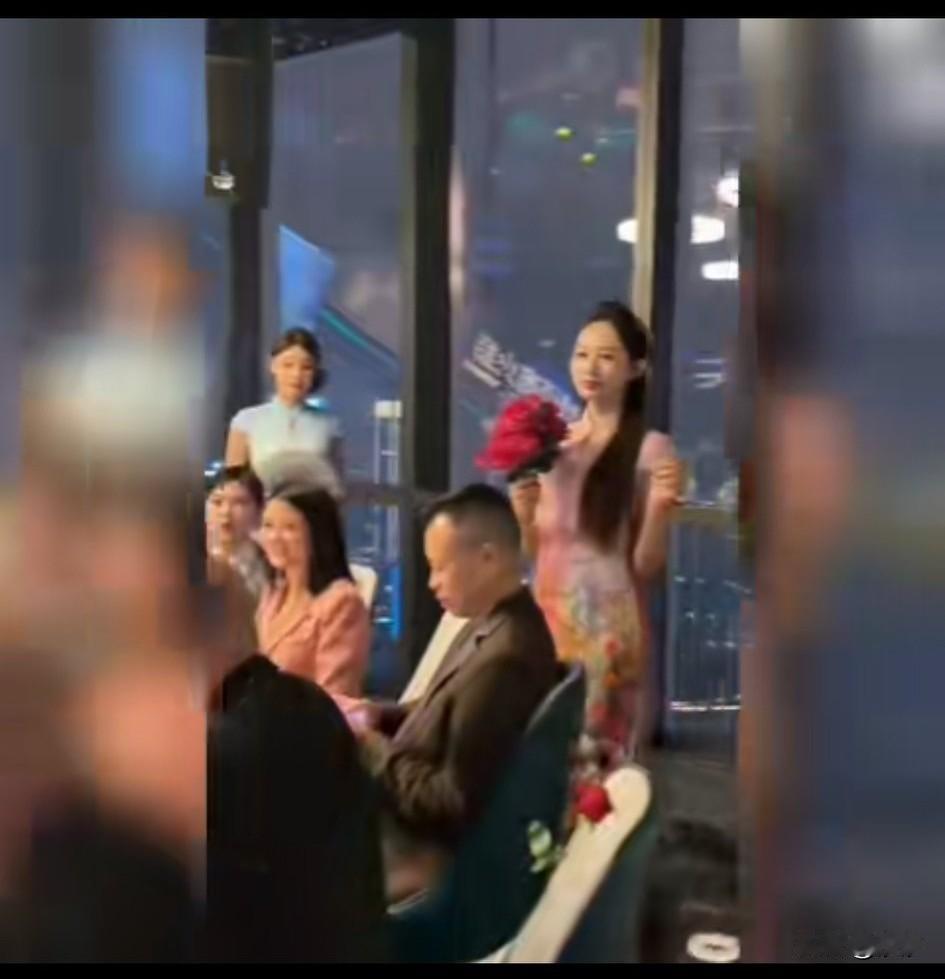 这样的晚宴谁见过？这可是天宫的一角，上海比较出名的饭店，餐桌上坐的人西装革