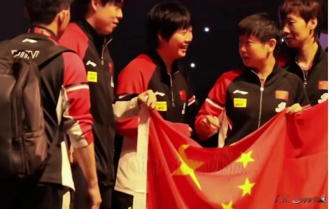 悲喜交织的瞬间：梁靖崑在多哈世乒赛合影中的落寞身影
