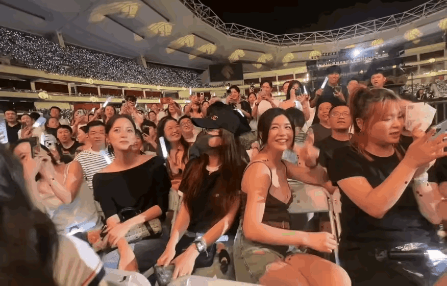 陈妍希离婚后彻底放飞自我，穿着小吊带超短裙去看演唱会，和欧阳娜娜形成鲜明对比。