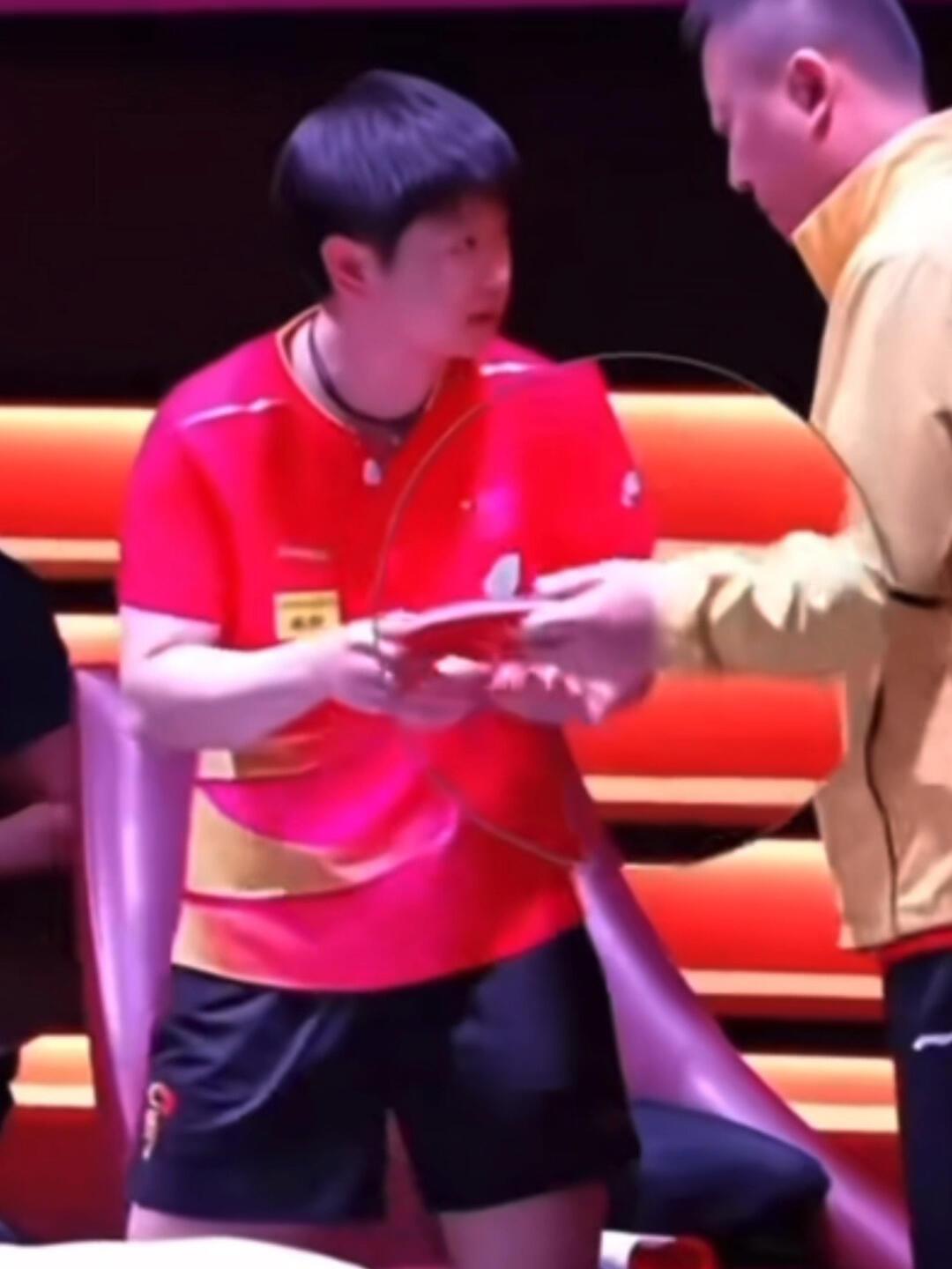 原来莎莎的拍子第一天就出现了问题，真的好奇怪，当时莎莎自己发现球拍不对劲，还主动
