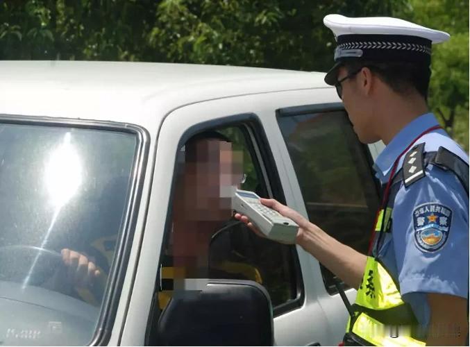 “钓鱼执法？”湖南怀化，男子醉酒后联系妻子来接人。妻子接到了男子，顺便去送孩子上