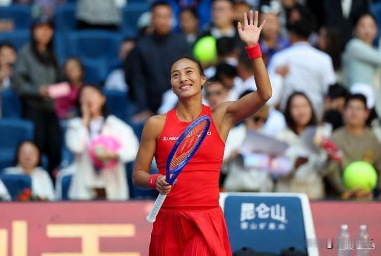 郑钦文不惧大黑马查拉耶娃北京时间10月7日，中网公开赛女单八强争夺战，郑钦文V