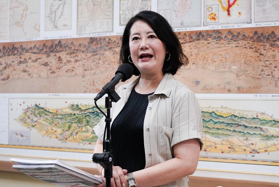 紧抓不放，吴思瑶持续攻击郑丽文！说白了，郑丽文参加这场祭拜活动，应该是仔细推