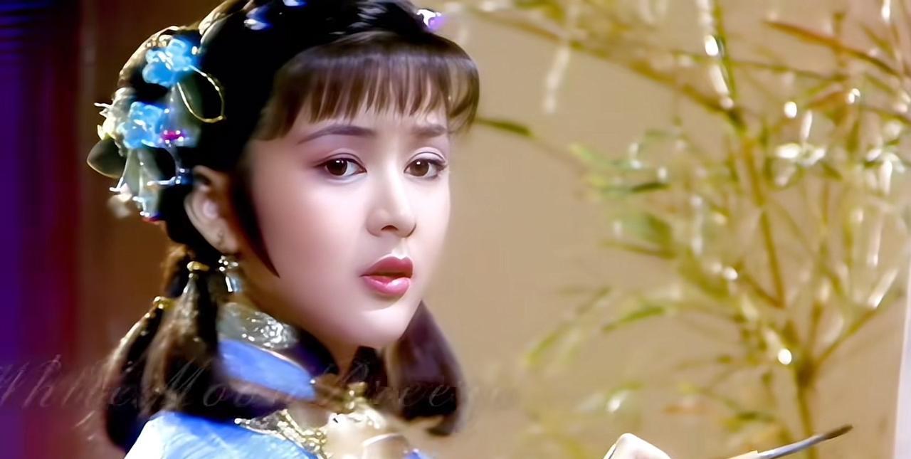 关之琳不愧是香江第一美女这就是瓷娃娃的脸吧真的好精致，像个娃娃一样但是和李