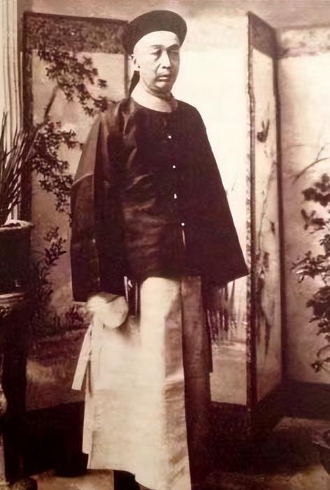 1898年，华人首富张弼士携眷乘船，德国售票员嘲讽说：“你再有钱，也是中国人，不