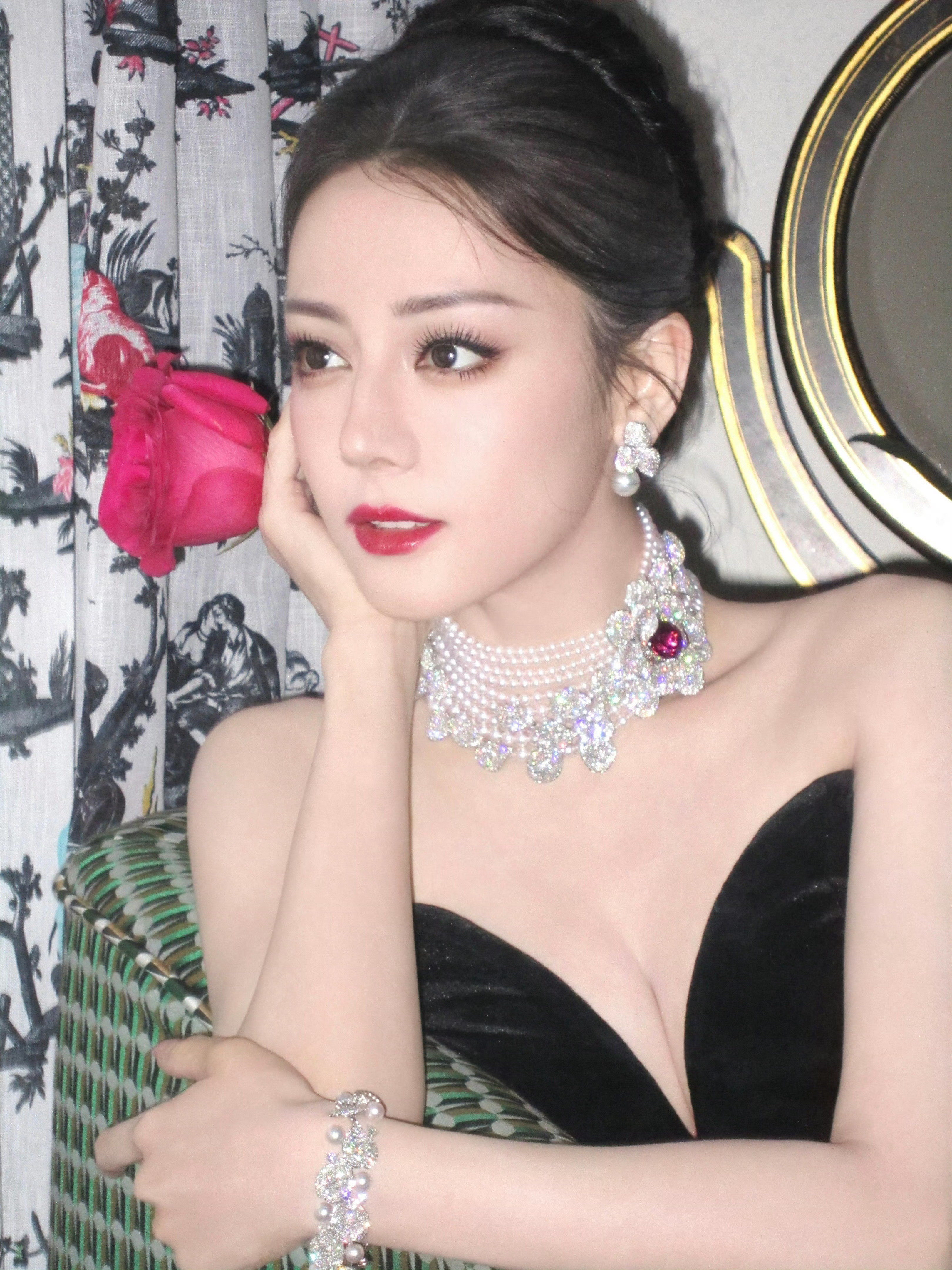 迪丽热巴高珠配赫本复古风大片太惊艳，矜贵冷艳宛如暗夜黑天鹅，气场全开美翻了！✨