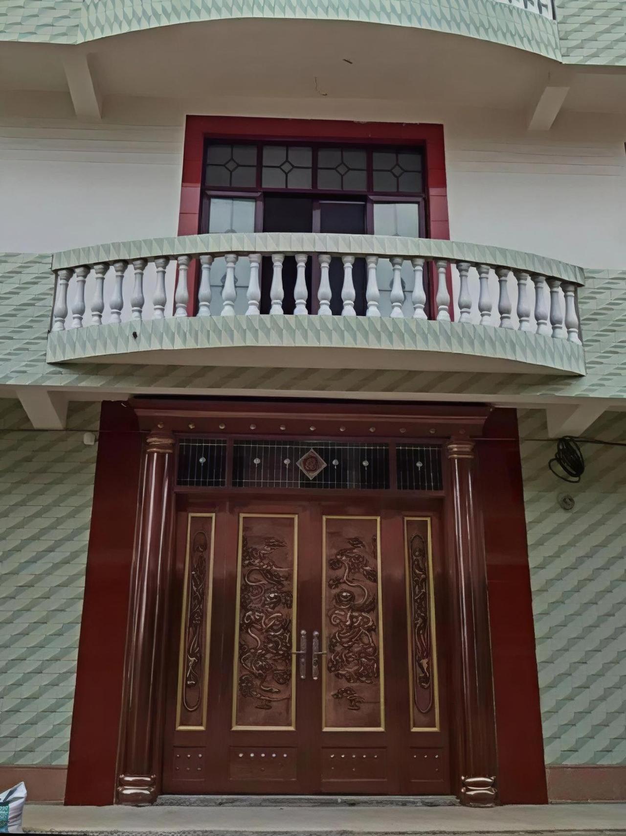 我发现，今年回村建房的人多了起来了。不是说城市化的步伐在加大吗？农村人在城里买