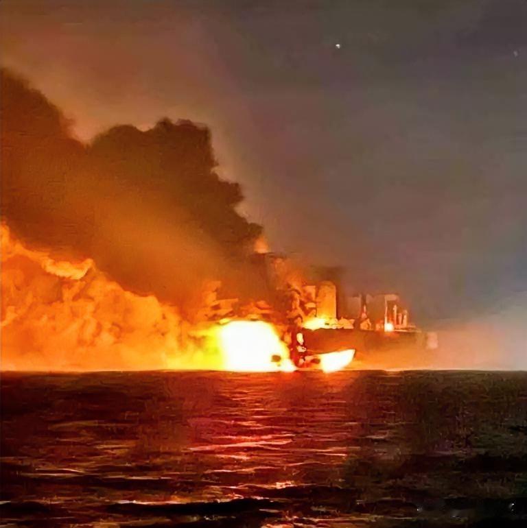 俄罗斯从中东返航货轮夜间被命中！11月29日晚间，海上传来爆炸消息来源:正山