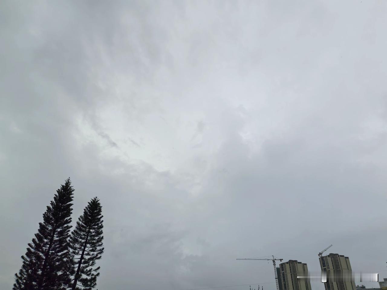 好消息：广东喜提降温雨！坏消息：广东人被雨和热来回揍！今天（15日）广东有中