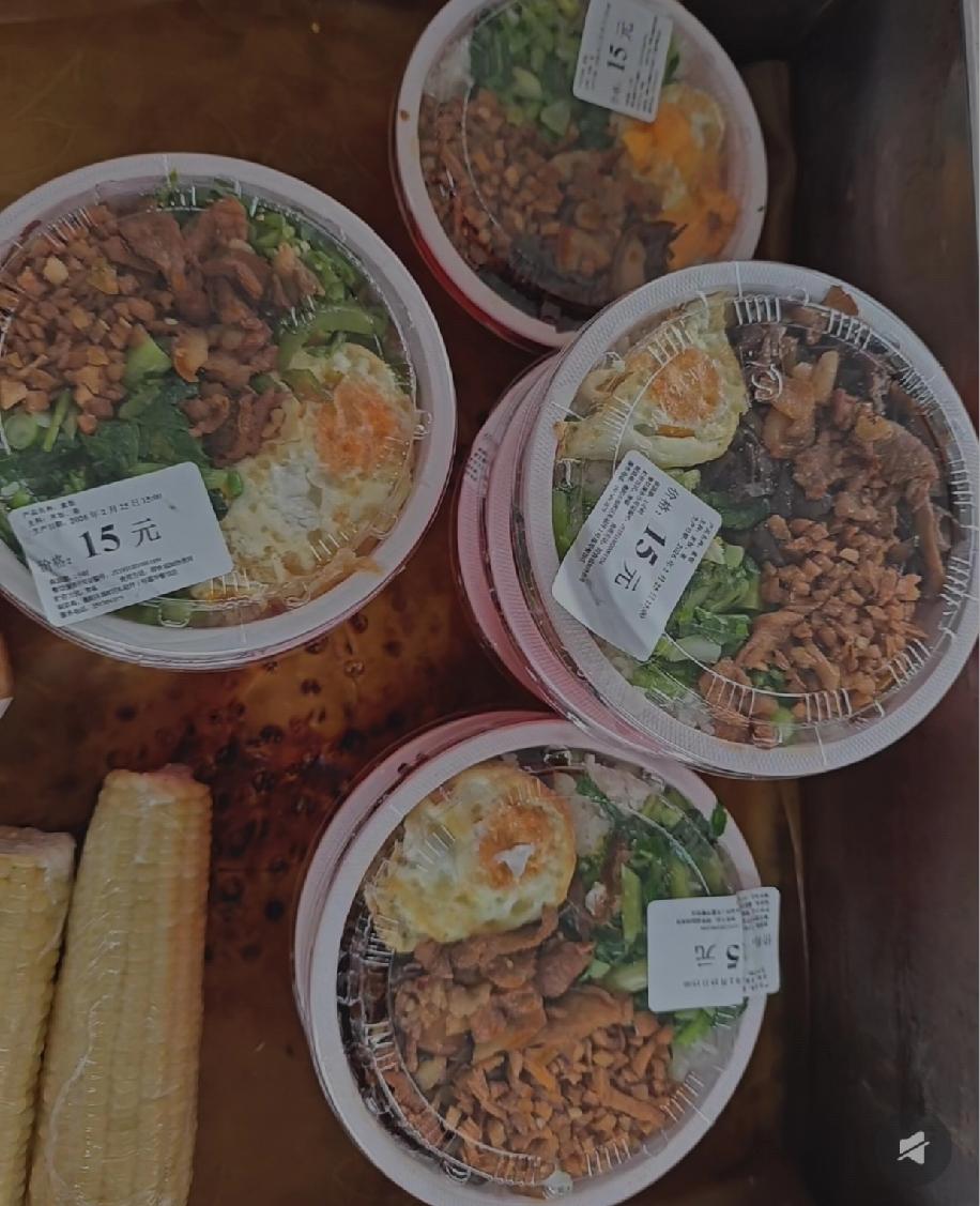 现在全国没几个火车站还卖站台盒饭了，听说就剩9个站，湖南的车站就是其中之一，这里