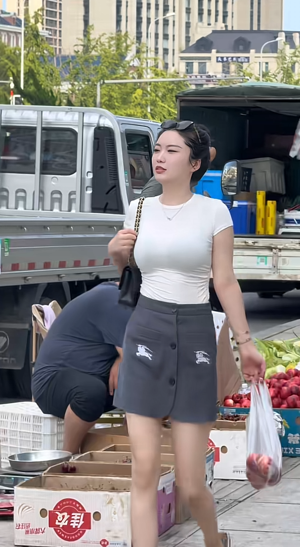 无语了闺蜜买点水果都能和别人聊起来