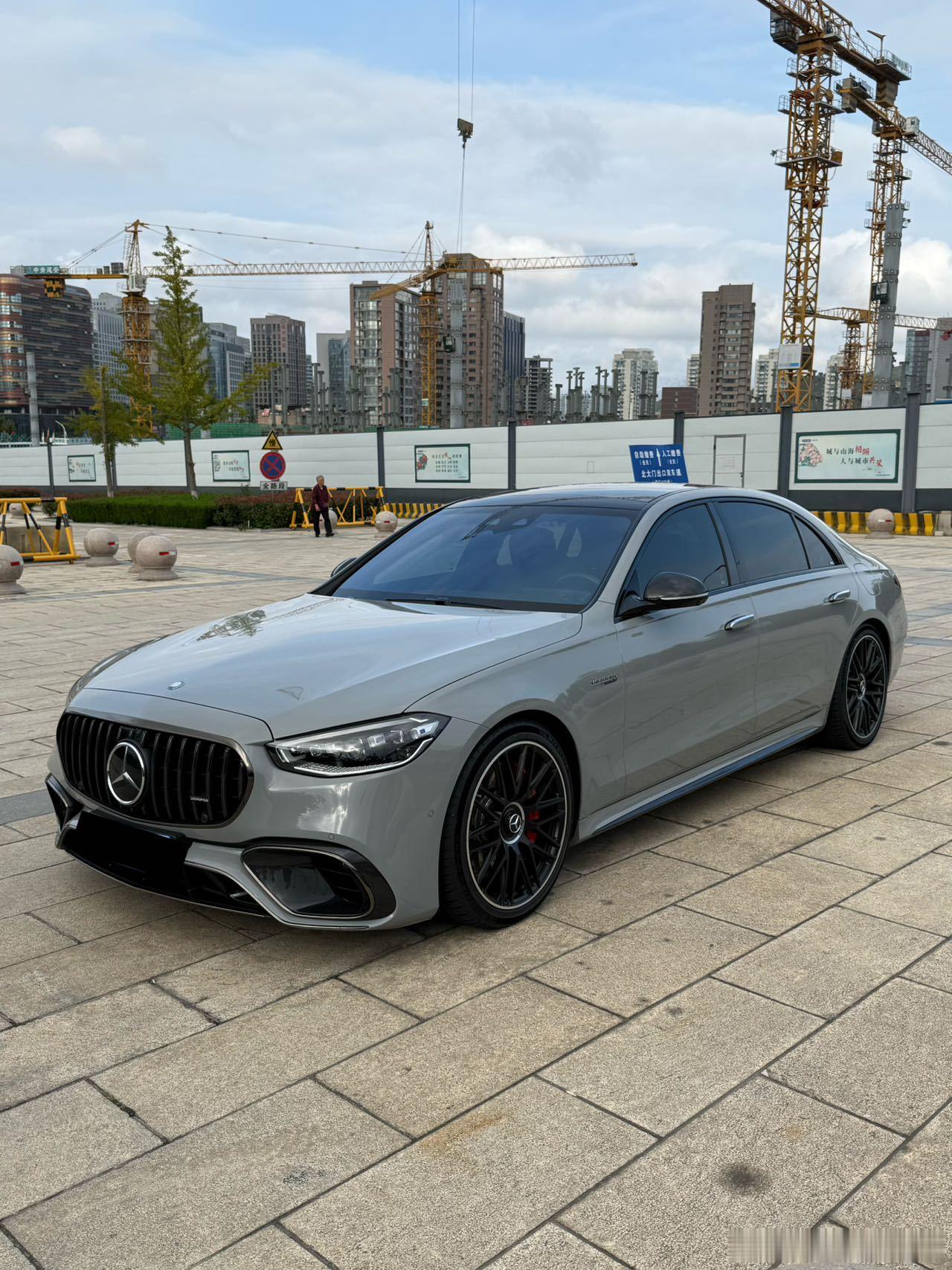 奔驰S63AMG 首发版本 Edition1 远峰灰/黑内，24年9月上牌，目前