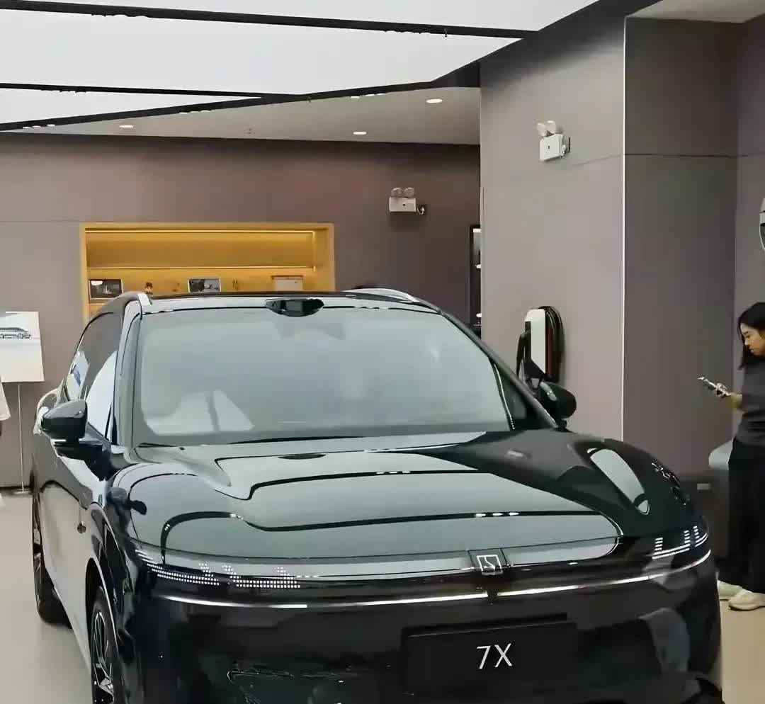 昨天听朋友小敏说，她开着新买的极氪007GT去接孩子放学，路上突然窜出一辆电动车