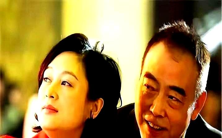 感情走散可以归因万千。那边倪萍还在病榻前伺候着他的家人，这边陈凯歌已经飞