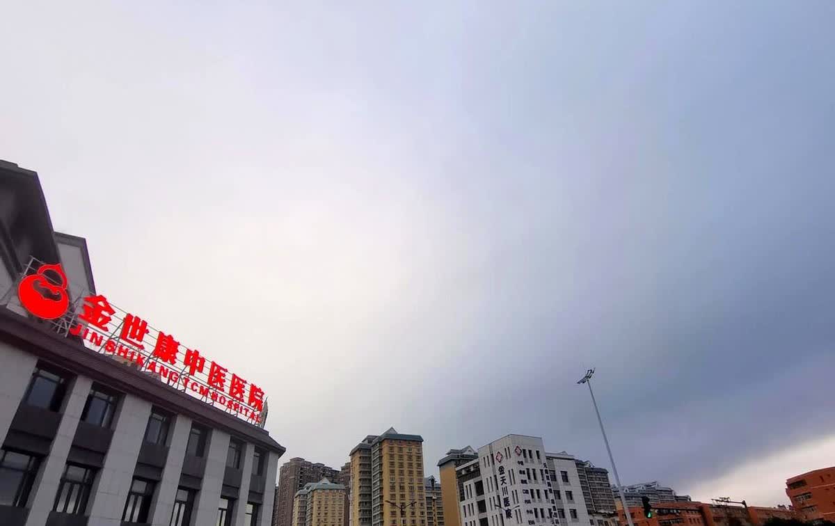 乌鲁木齐降温来得太猛！短袖出门秒后悔。昨夜暴雨把高温直接浇灭今早