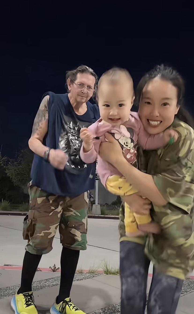 我真的理解不了，就算外国人长得再显老，这也是一个老头了吧！经常刷到国内的女性嫁