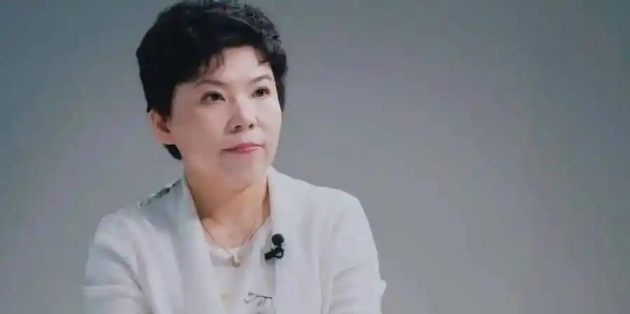 1997年，邓亚萍退役、进入清华大学读书。第一节课，老师问她：“你的英语是什么水