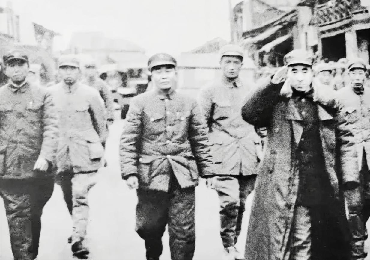 四野将领们入城时的一张照片，从无数枪林弹雨中过来的将领气势就是不一样。正阳门