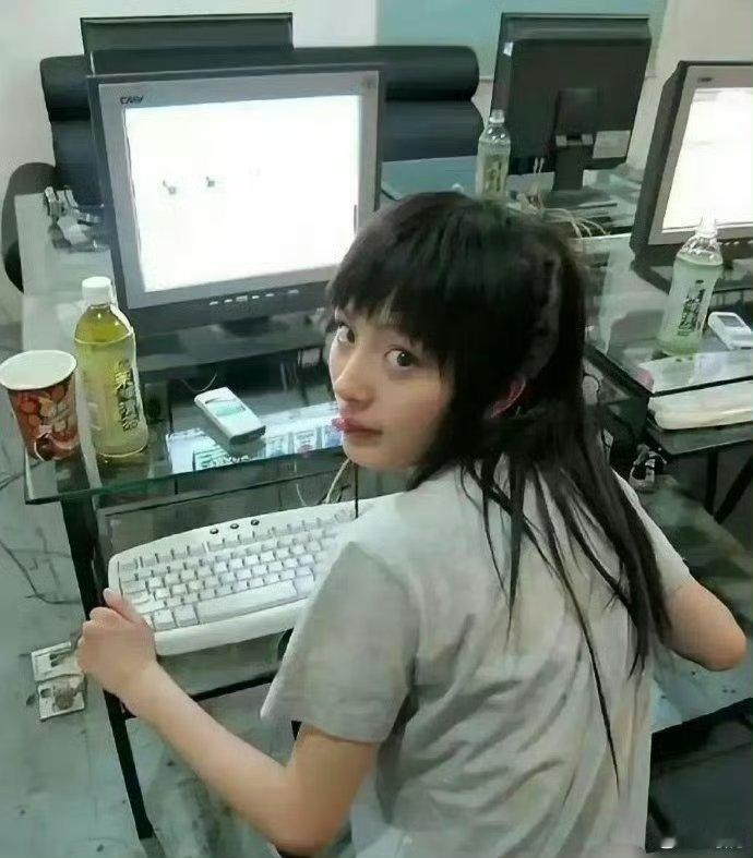 “2007年，在网吧上网的杨幂，怎么也想不到现在火红这么多年吧​​​