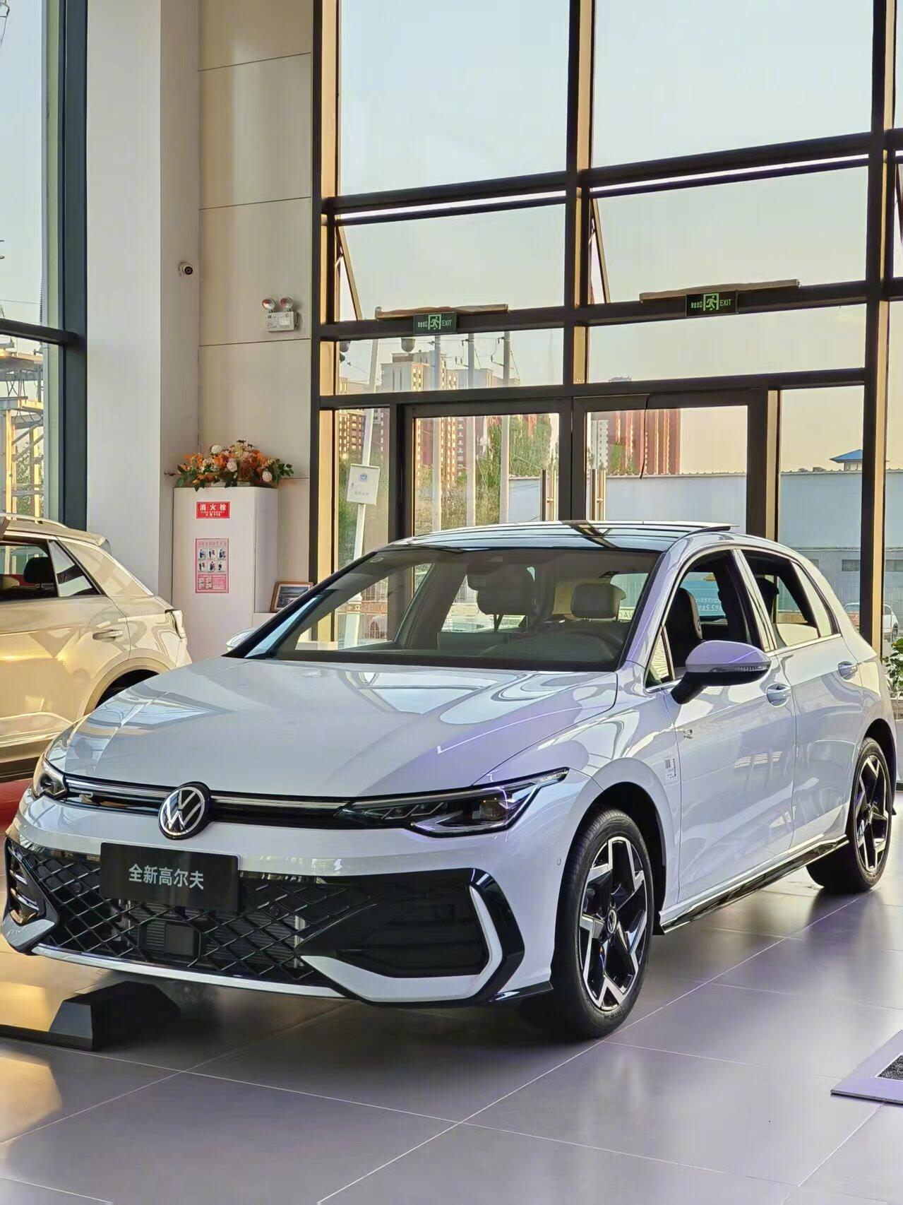 🚘全新高尔夫[赞]外观：它的整体轮廓依然是经典的两厢掀背造型，精干、紧凑，百看