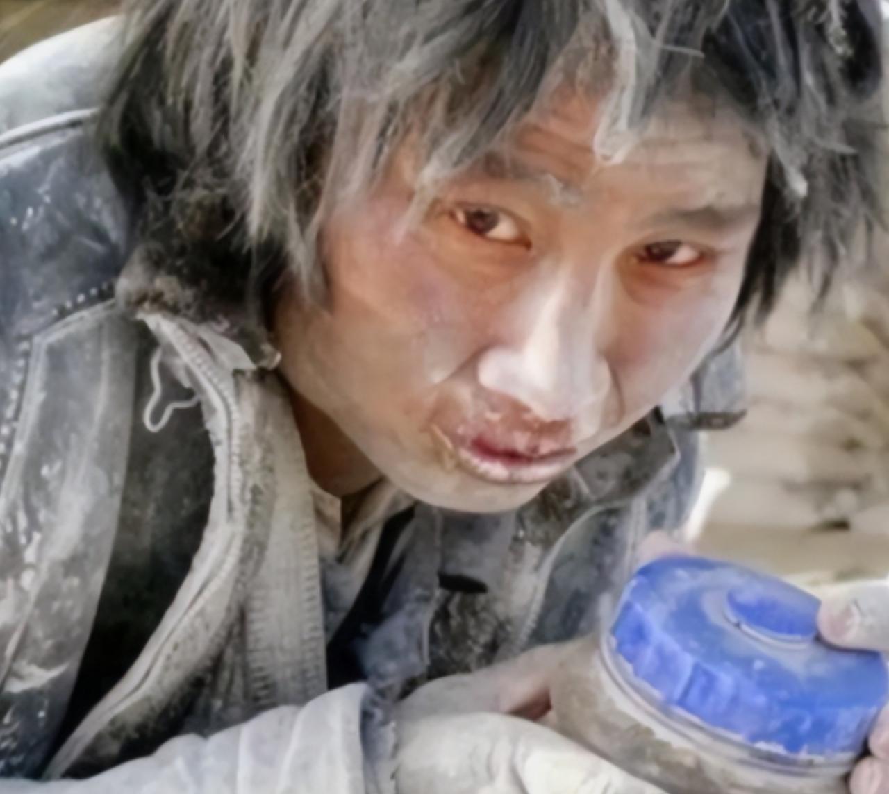 2011年，大学生崔松旺伪装成流浪汉，浑身散发恶臭，牙齿布满污垢，每天在垃圾桶旁