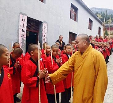 这是少林寺前方丈释永信与少林小武僧们互动。释永信非常喜欢这些练武的小武僧。因为，