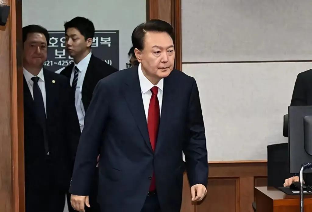尹锡悦的遭遇，再次告诉人们三个铁律。1，人在最得意的时候，也不能忘形，更要思危