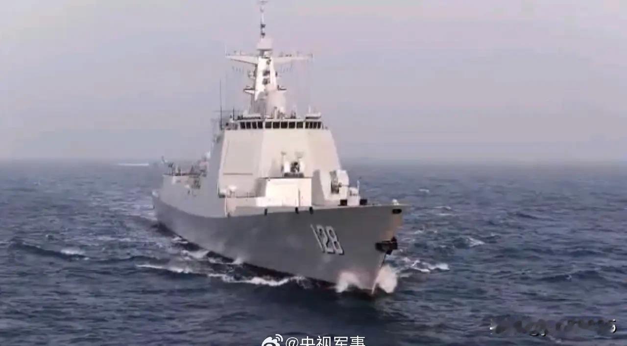 128号甘孜舰官宣入列，北海舰队驱逐舰舷号不够用了！128号甘孜舰据说在202