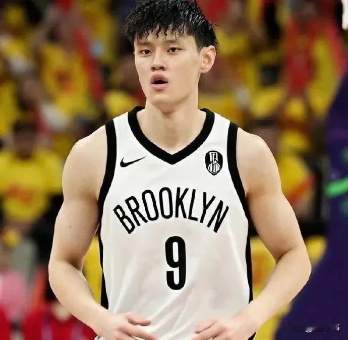 好消息好消息！篮网跟曾凡博签下一份合同，中国男篮又有两个NBA球员了！在杨瀚