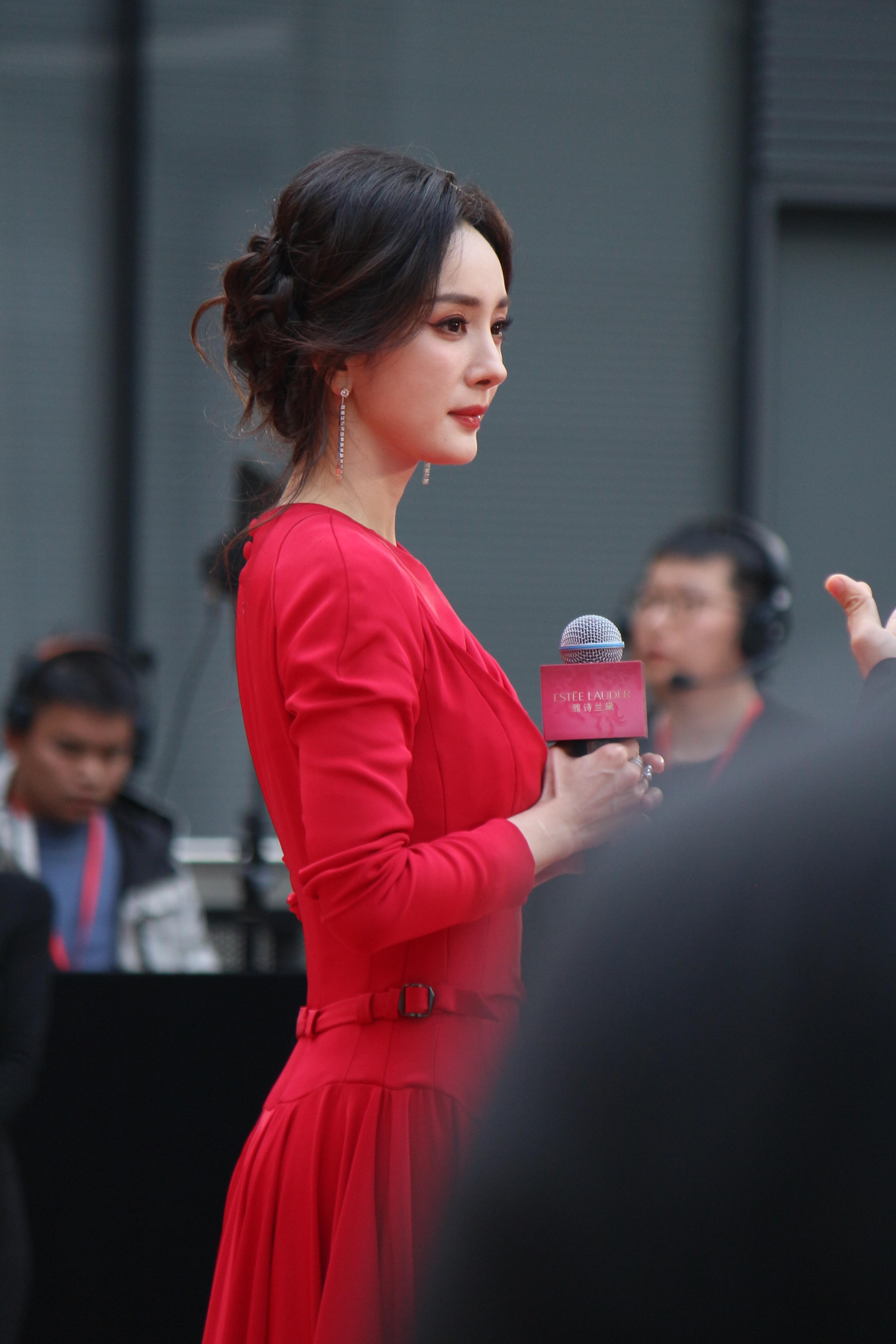 杨幂月牙笑生图