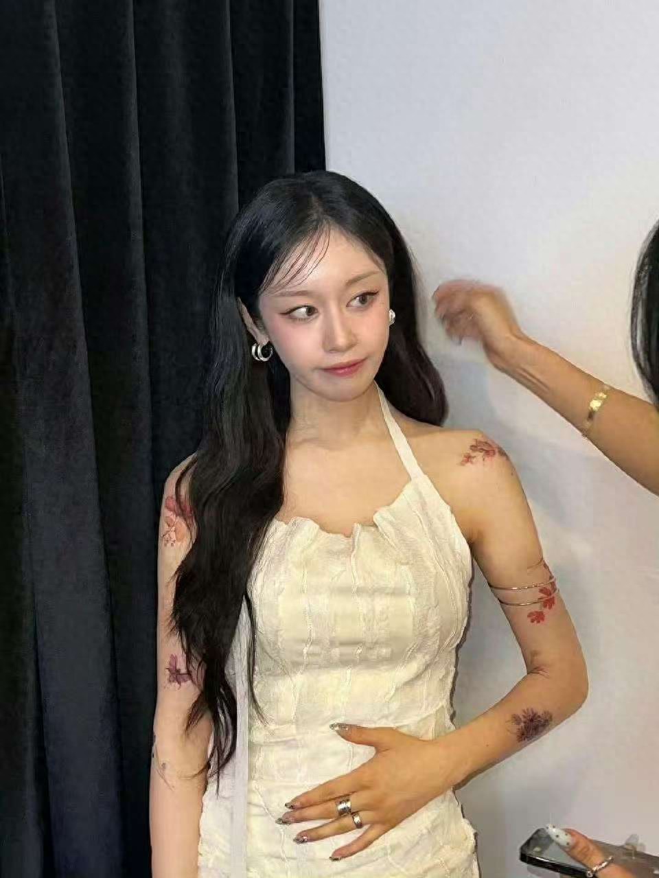 朴智妍大花臂太抢镜，白裙优雅勾勒曲线，黑长直冷艳美出新境界