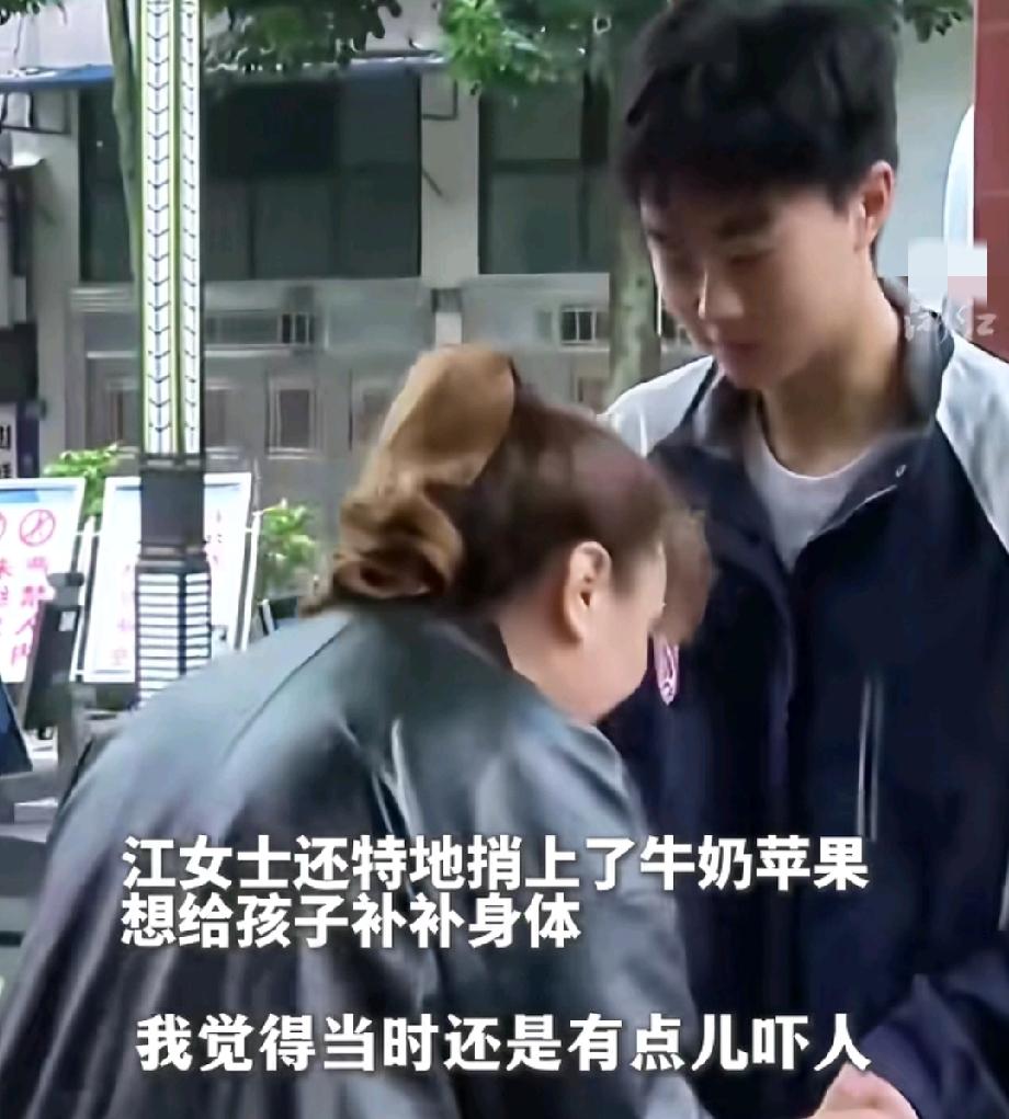 相中女婿了,结果自己没有女儿,你说说这得多大的遗憾!18岁高中男生穿着摇裤(