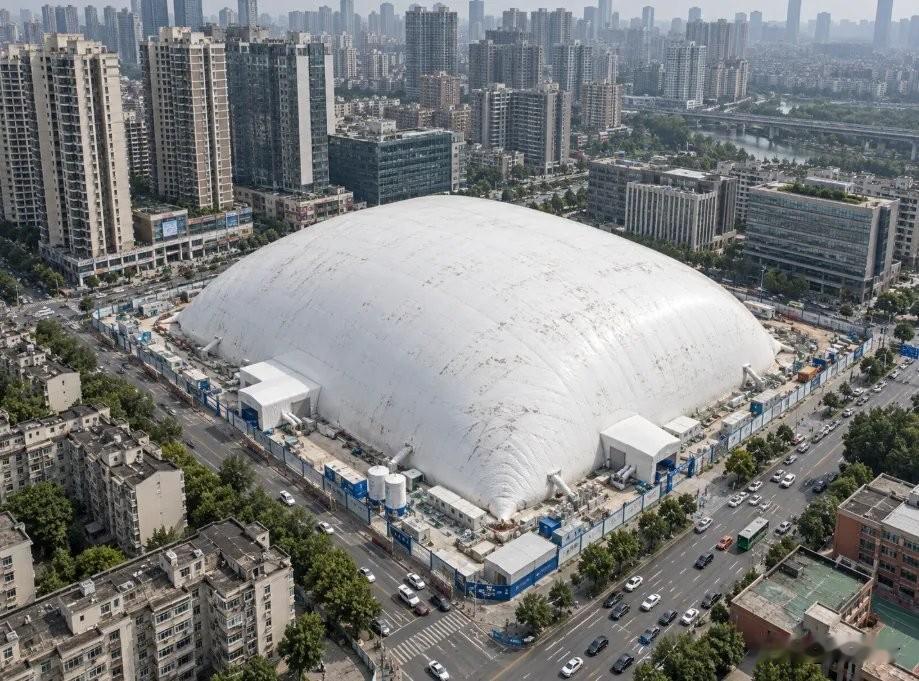 中国城市突然冒出许多巨型“白色大棚”，里面究竟藏着什么？最近，北京、广州、天