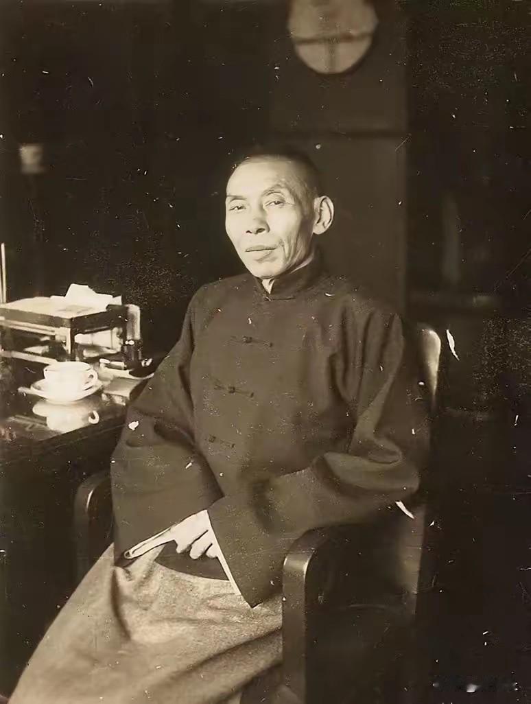 1937年日军枪口顶头，杜月笙宁死不当傀儡，一句话逼退持枪日寇1937年，
